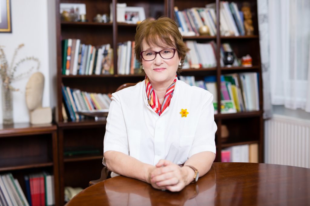 Dr. Muszbek Katalin átadja az orvos-szakmai vezetést
